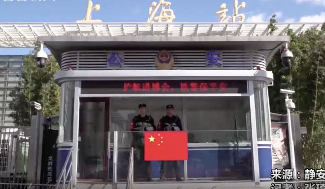 Sở cảnh sát Thượng Hải đã nhanh chóng đưa cậu bé về đồn, liên hệ cha mẹ và nghiêm khắc phản đối cách dạy con của người cha. Ảnh: Miaopai. Sở cảnh sát Thượng Hải đã nhanh chóng đưa cậu bé về đồn, liên hệ cha mẹ và nghiêm khắc phản đối cách dạy con của người cha. Ảnh: Miaopai.