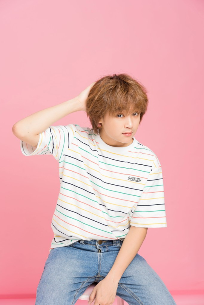 Thiên Khôi chủ yếu diện áo phông, quần short jean cùng sneaker thoải mái.