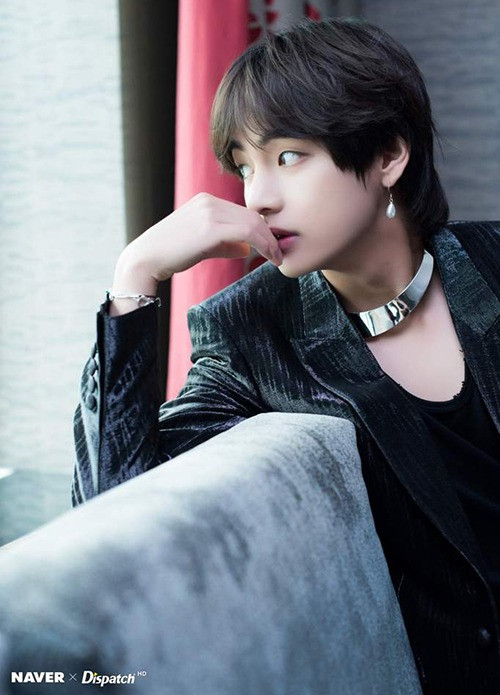 Nếu như trước đây bông tai đính ngọc trai chỉ được các cô gái yêu thích, hiện tại món phụ kiện này cũng được các sao nam lăng xê nhiệt tình. Trong đó V (BTS) là nam idol mê mẩn trang sức điệu đà này hơn cả.