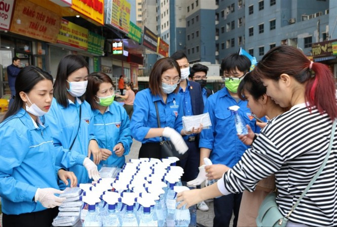 ĐVTN Thủ đô tặng nước rửa tay cho người dân phòng chống dịch Covid-19. Ảnh: P.V.