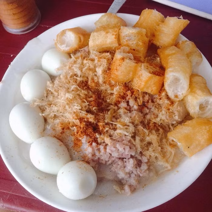 Cháo sườn thịt băm trứng cút – Số 37 Ngõ Lương Sử C, Quốc Tử Giám, quận Đống Đa (30k)