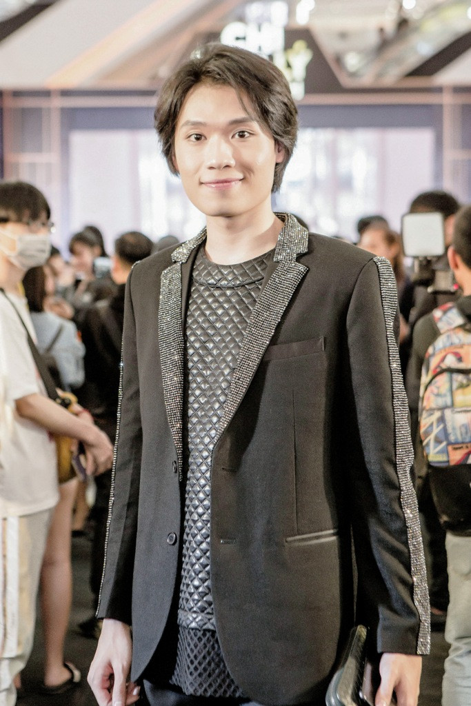 Quang Trung điển trai với trang phục vest đen lịch lãm. Nam diễn viên đã có một ngày miệt mài bận rộn khi vừa quay phim tận ngoại thành xa xôi và vội vã trở về thảm đỏ để kịp ra mắt phim cùng với mọi người.