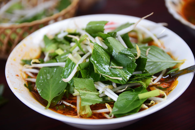 …sau đó thêm giá, rau quế vào là có thể thưởng thức. ẢNH: HOÀI NHÂN.