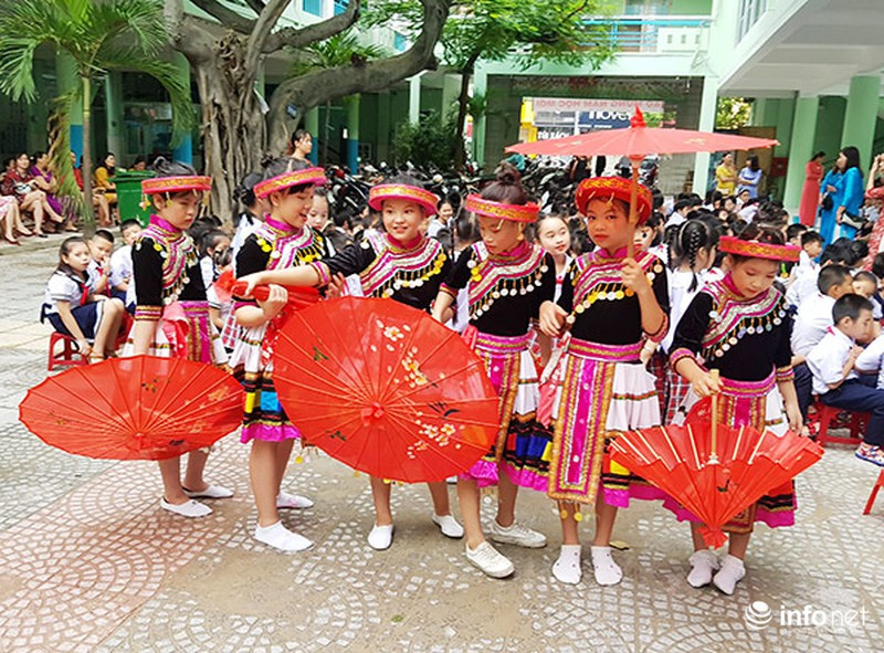 Thay cho các bài phát biểu dài dòng hay việc thả bong bóng bay là các tiết mục văn nghệ vui tươi, sinh động Thay cho các bài phát biểu dài dòng hay việc thả bong bóng bay là các tiết mục văn nghệ vui tươi, sinh động