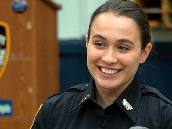 Tuy cuộc sống khó khăn nhưng Athena luôn cười rất tươi!