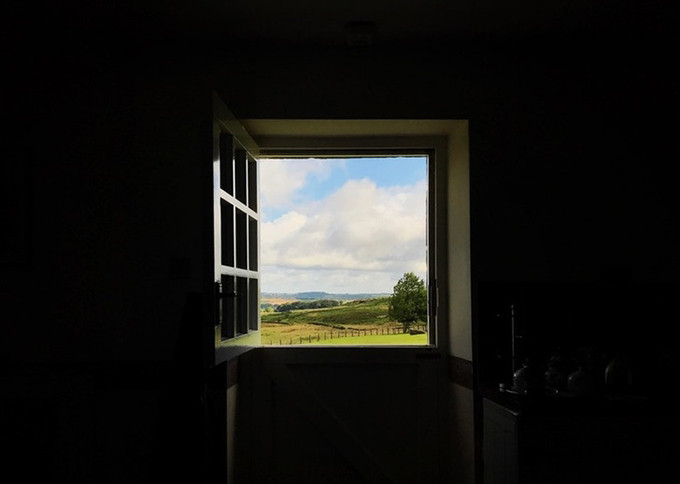 Khung cảnh nhìn từ cửa sổ đẹp như một bức tranh.