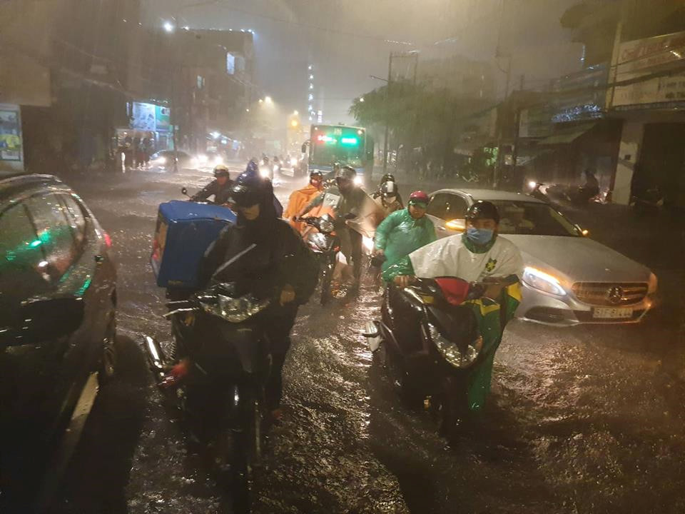 Nhiều xe bị tắt máy vì đường Đinh Bộ Lĩnh (Q.Bình Thạnh) ngập sâu. ẢNH: ĐẬU TIẾN ĐẠT.