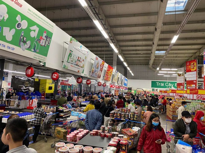 Siêu thị MM Mega Market (Metro Thăng Long) trên đường Phạm Văn Đồng là siêu thị mở cửa sớm nhất trong hệ thống siêu thị.