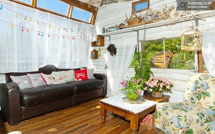 Phòng khách với trang trí dịu dàng.