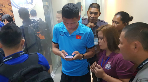 Anh Đức đang sử dụng điện thoại trong lúc chờ BTC giải quyết. Ảnh: QUỐC VIỆT.