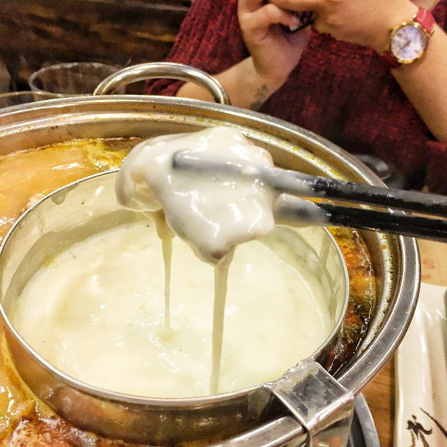 Thịt được nhúng vào lẩu xong nhúng qua lớp áo phô mai trở nên rất hấp dẫn. (Ảnh: @siosushi)