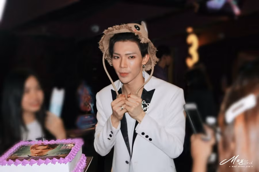 Anh đang tạo dáng “soái ca” nhưng bị fan “hại” cho đội mũ rơm, rồi fan cười-như-được-mùa. Và khuôn mặt anh đang rất cam chịu.