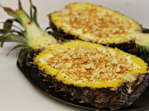 Kem mà được để trong trái dứa thì đảm bảo sẽ có vị chua dịu tự nhiên chứ mà không bị gắt