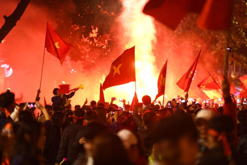 Pháo sáng nhuộm đỏ một mảng trời ngay khi Việt Nam giành chức vô địch