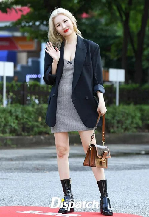 Blazer cũng có thể diện cùng áo hai dây tạo thành một set gợi cảm hợp nhiều hoàn cảnh, cả đi chơi, đi làm lẫn đi sự kiện giống Sunmi.