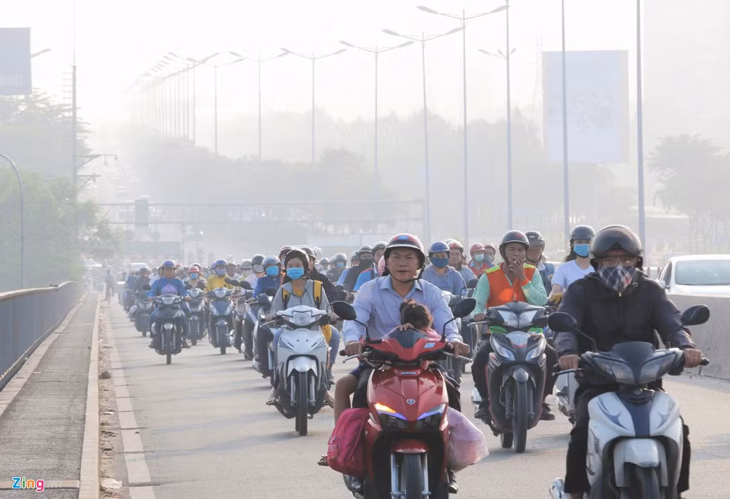 Người dân các quận ở phía đông lưu thông vào trung tâm thành phố qua cầu Sài Gòn sáng sớm nay..Ảnh: Thu Hằng.
