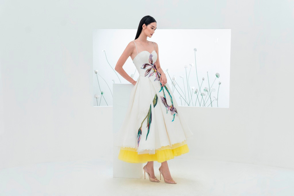 Những đường cắt cúp được thể hiện rõ trên chiếc đầm xòe xếp ly rã mảnh , phần tùng váy được cắt nhem theo lối unfinish được mix với phần thân trong tùng lưới nghịch màu tạo thêm sự tương phản cho chiếc váy đầy cuốn hút, cũng như tôn lên sự thanh lịch, sang trọng nhẹ nhàng cho buổi sự kiện dạ tiệc cuối năm.