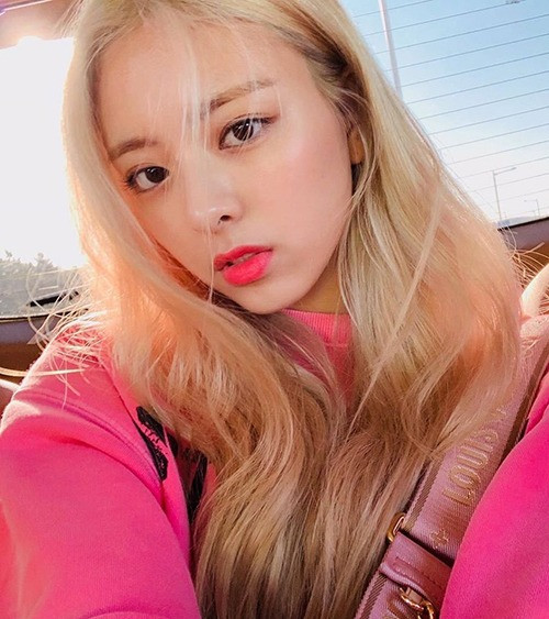 Khi mặc đồ hồng, Yuna khéo chọn lối trang điểm cùng tông. Đôi môi hồng cánh sen giúp mái tóc vàng óng và gương mặt của nữ idol thêm nổi bật.