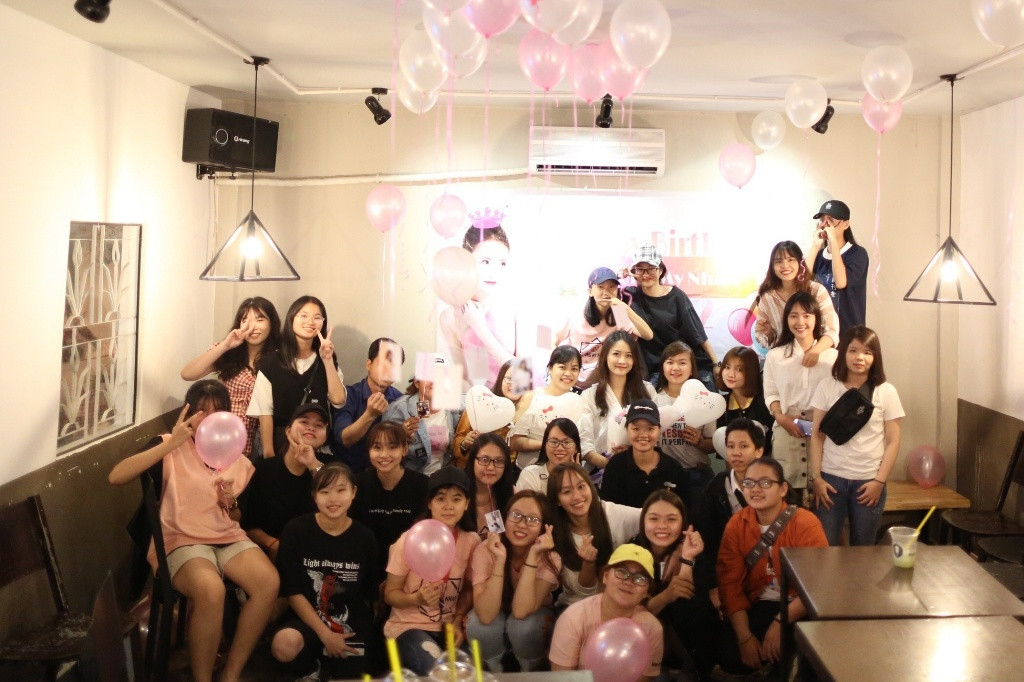 Nhiều fan ở các tỉnh thành xa đã tranh thủ đi xe lên TP.HCM 5-6 giờ đồng hồ để được chung vui với Trương Mỹ Nhân trong dịp này.