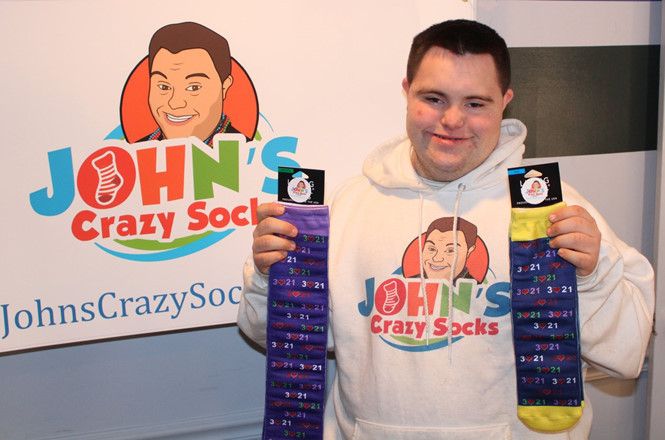 John Cronin và sản phẩm của công ty anh, John's Crazy Socks. Ảnh: JOHN'S CRAZY SOCKS. John Cronin và sản phẩm của công ty anh, John's Crazy Socks. Ảnh: JOHN'S CRAZY SOCKS.