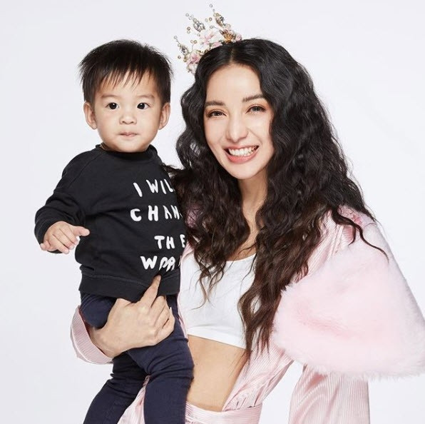 Nhưng người mẹ trẻ đã mạnh mẽ đứng lên.