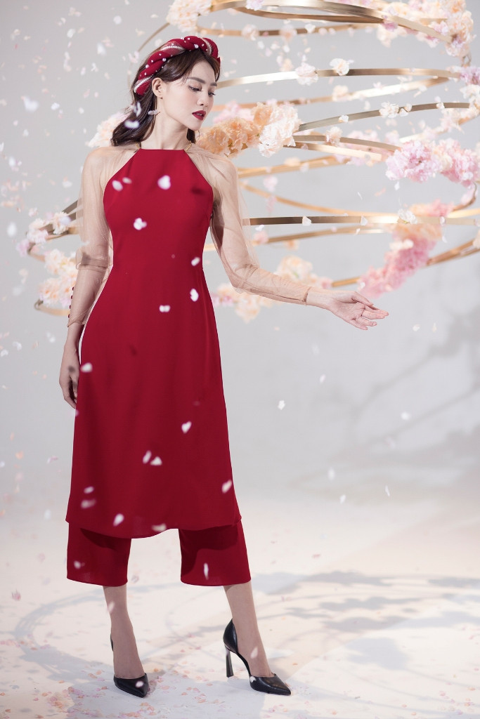 Để hòa vào không khí Tết đang đến gần, Ninh Dương Lan Ngọc một lần nữa khiến người hâm mộ bất ngờ với sự thay đổi hình ảnh liên tục trong bộ ảnh mới.