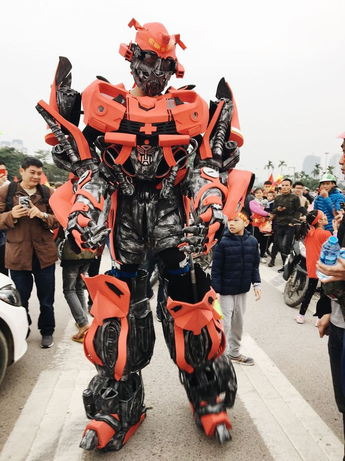 Một CĐV đã hóa thân thành rô bốt "khổng lồ" xuất hiện khiến hàng nghìn ánh mắt dõi theo vì quá ấn tượng. Một CĐV đã hóa thân thành rô bốt "khổng lồ" xuất hiện khiến hàng nghìn ánh mắt dõi theo vì quá ấn tượng.