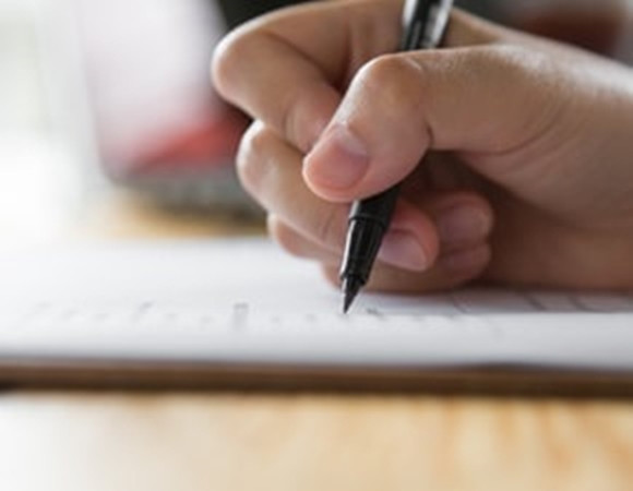 Viết danh sách những việc cần làm mỗi ngày chính là bước đầu tiên để đỡ cảm thấy quá tải.