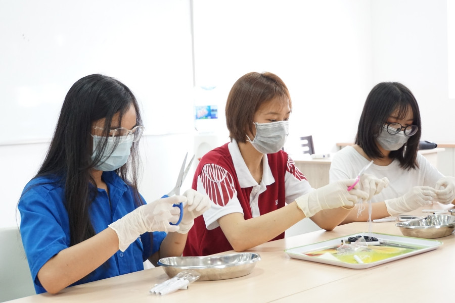 Trường cũng đã thực hiện điều chế khẩu trang để cấp phát miễn phí cho sinh viên.