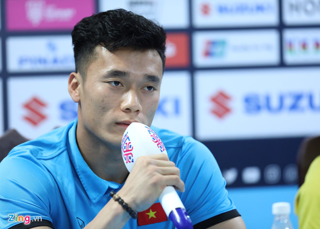 Thủ môn Bùi Tiến Dũng tham gia buổi họp báo trước trận bán kết lượt đi AFF Cup gặp Philippines. Ảnh: Minh Chiến.