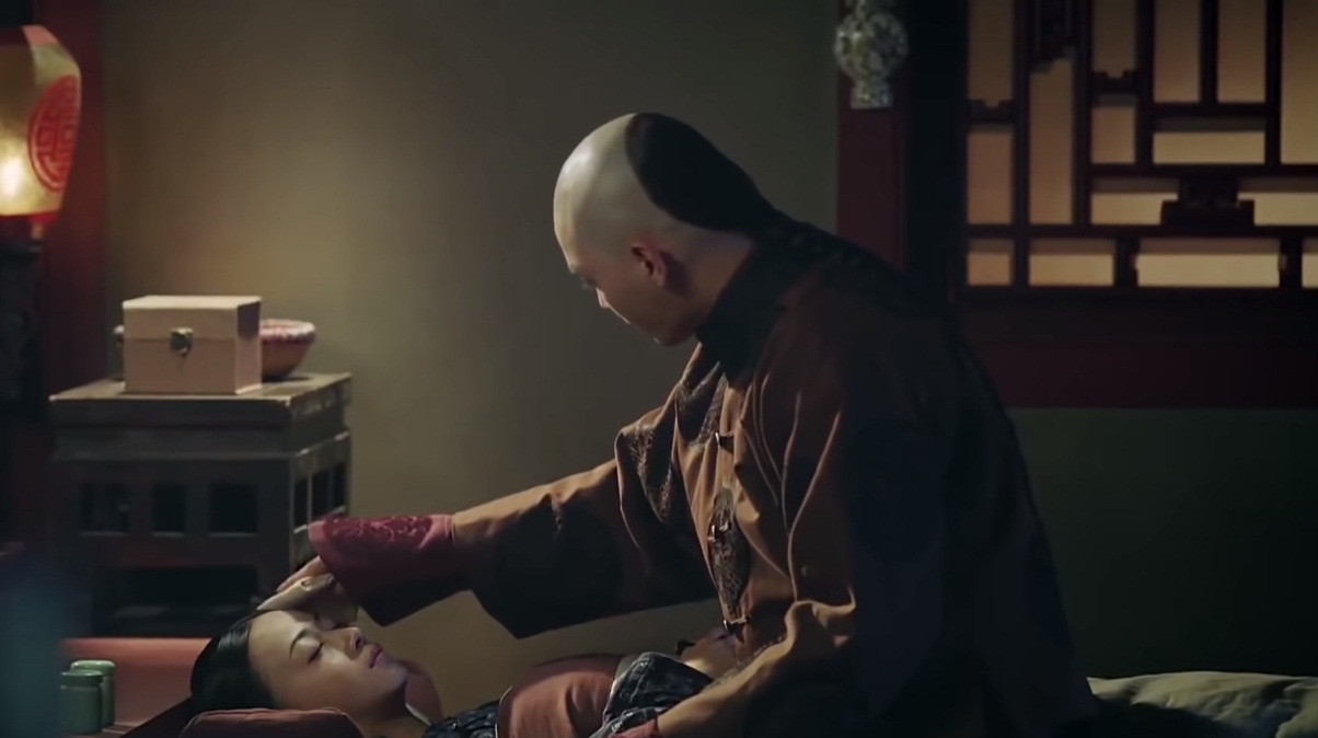 Lặng lẽ chăm sóc Ngụy Anh Lạc khi nàng bị ốm.