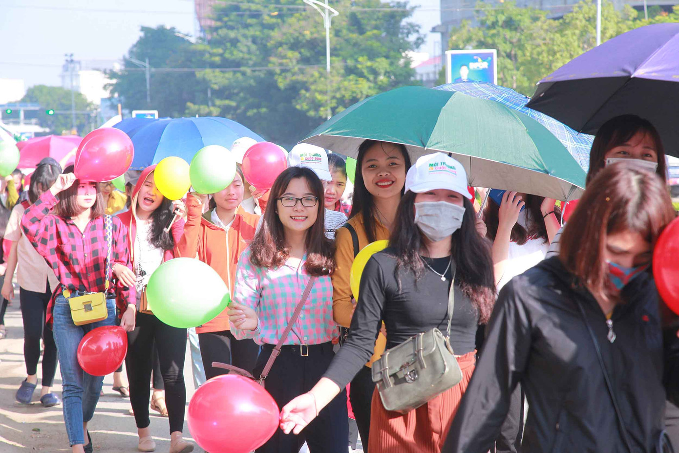 Các bạn sinh viên hào hứng tham gia sự kiện.