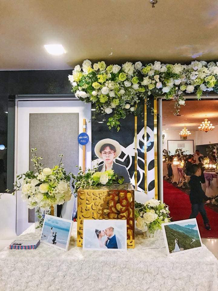 Anh chàng trịnh trọng “đứng” trên bàn trang trí tiệc chào khách đến dự cưới.