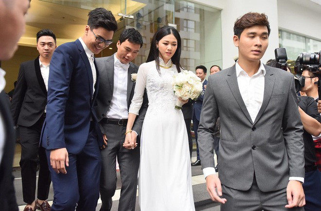 Cả hai nắm tay nhau không rời khi di chuyến ra xe về nhà trai.