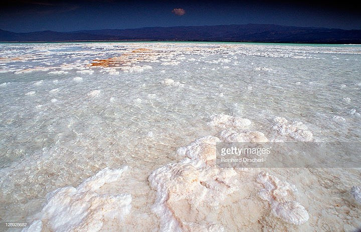 Hồ nước ấm, nông, nước nhơn nhớt làm da bạn nhờn như có dầu khi bị phủ một màng muối. Màng muối cũng khiến mắt con người bị ngứa ngáy, nhất là khi trời nắng nóng. Ảnh Getty images