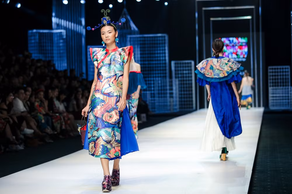 VIFW: Hoa hậu Kỳ Duyên trình diễn catwalk đầy mê hoặc trong BTS của NTK Thủy Nguyễn ảnh 14