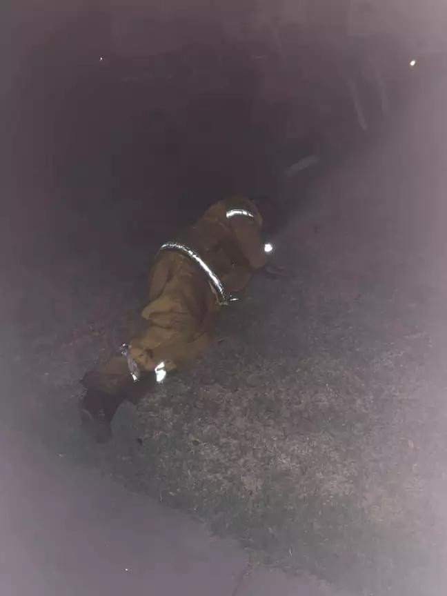 Jenna chia sẻ bức ảnh bố mình tranh thủ chợp mắt sau khi dốc sức dập lửa. Ảnh: Jenna O'Keeffe.