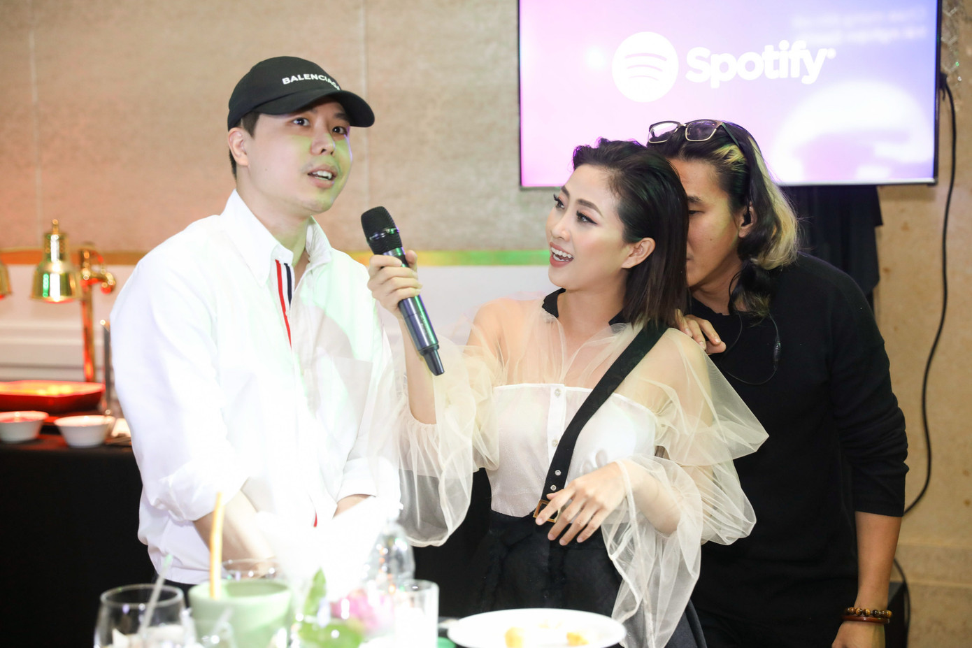 MC Liêu Hà Trinh tự tin giao tiếp bằng tiếng Anh và giao lưu với khách mời trong bữa tiệc.