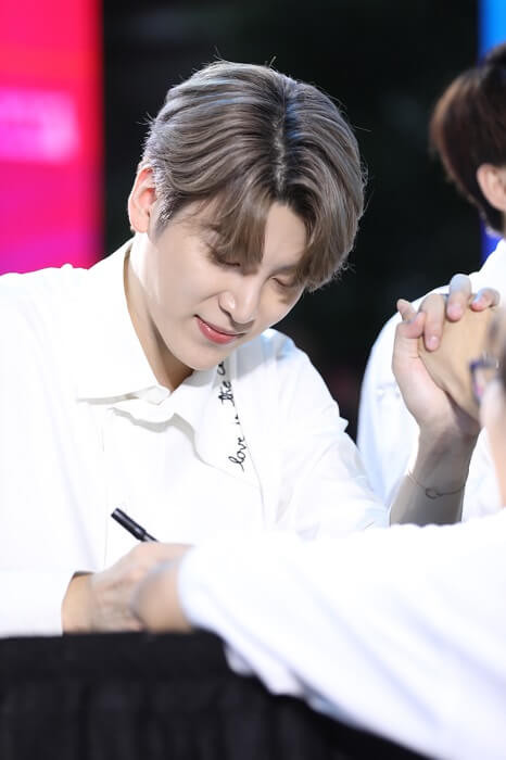 Snuper và GFriend khoe visual đỉnh cao tại fansign ở phố đi bộ Nguyễn Huệ ảnh 6