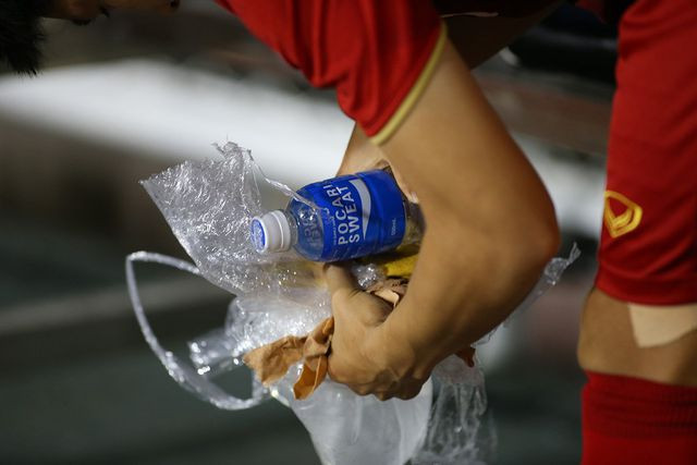 Các cầu thủ dự bị U22 Việt Nam cũng dọn rác cùng thầy Park.