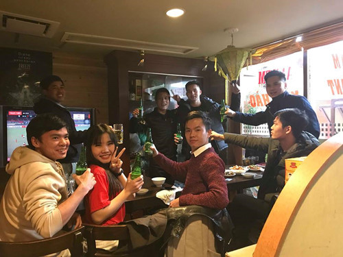 Nhà hàng Anh em tưng bừng không khí bóng đá. Ảnh: TRẦN BẰNG.