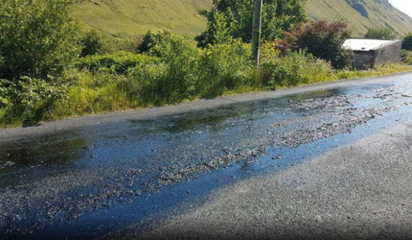 Đường&nbsp;Glengesh ở quận County Donegal, Ireland bị chảy nhựa vì nắng nóng chạm ngưỡng kỷ lục.