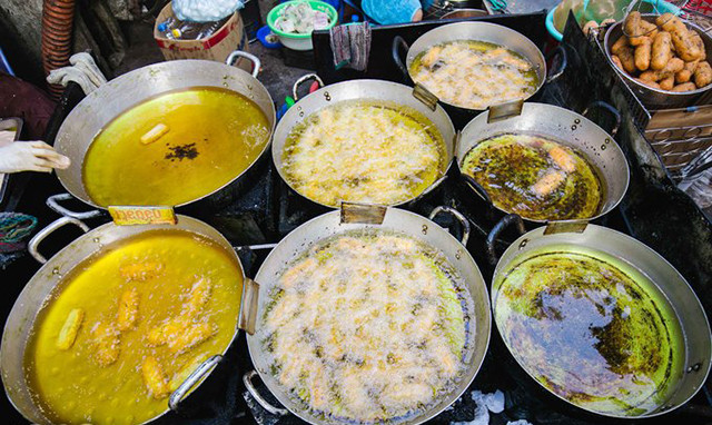 Bánh được chiên qua ba lớp dầu để đảm bảo độ giòn, thơm.