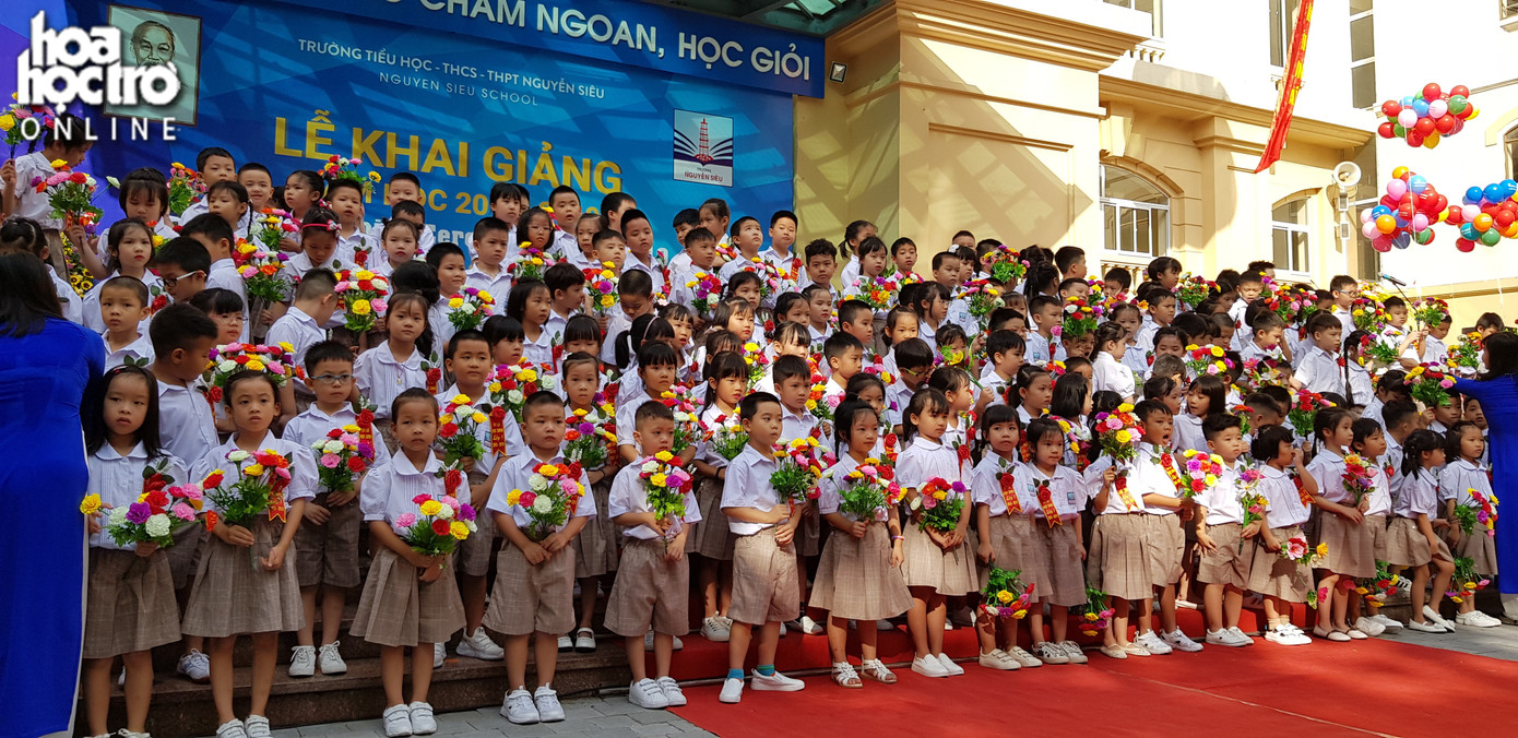 Các em học sinh mới vào lớp 1 có phần bỡ ngỡ, rụt rè.