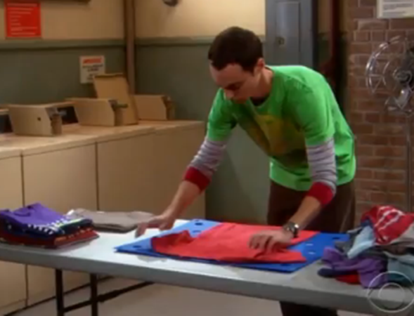 Giặt quần áo thì không sao, nhưng gấp quần áo thì… ngại thế nhỉ?