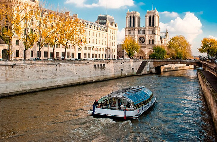 Du khách có thể chiêm ngưỡng vẻ đẹp hoa lệ của Paris bằng du thuyền của hãng Bateaux Mouches với hướng dẫn viên kèm một ly sâm panh hoặc một bữa ăn nhẹ ngon miệng