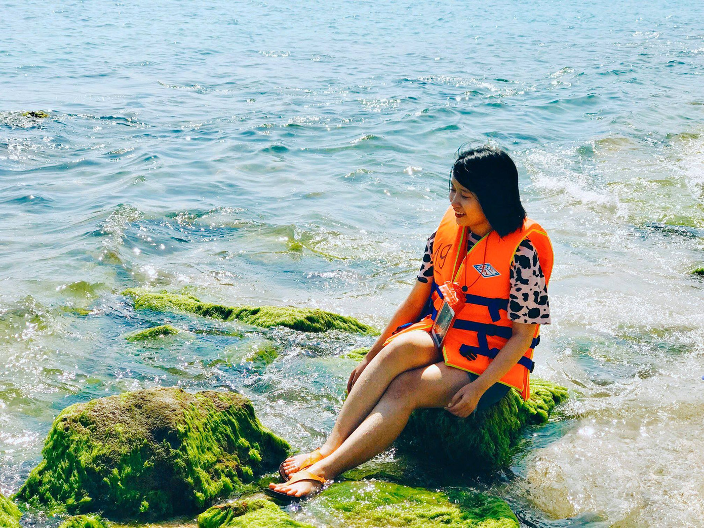 Mặc áo phao lặn ngắm san hô