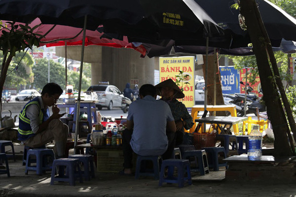 Đường phố vắng vẻ, hàng quán vắng khách hơn, chỉ có các quán trà đá là đông khách vì nhu cầu giải khát tăng cao.