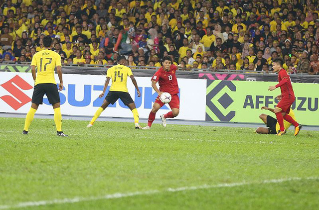 Đức Chinh (giữa) đã có những cơ hội ghi bàn được tạo bởi Quang Hải