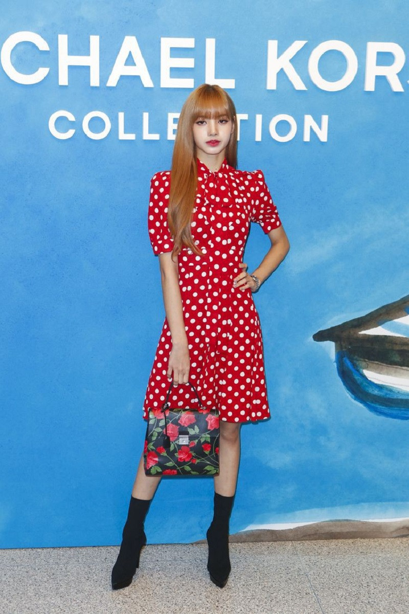 Lý do nào khiến idol K-Pop thường gây thất vọng trong show thời trang quốc tế? ảnh 4 Lisa được khen ngợi khi xuất hiện với hình ảnh nữ tính này